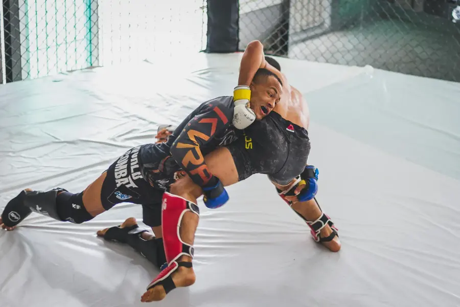 Athl&egrave;tes en entra&icirc;nement MMA au sol
