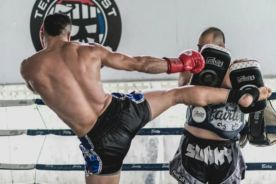 Athl&egrave;tes en entra&icirc;nement de Muay Tha&iuml; avec paos